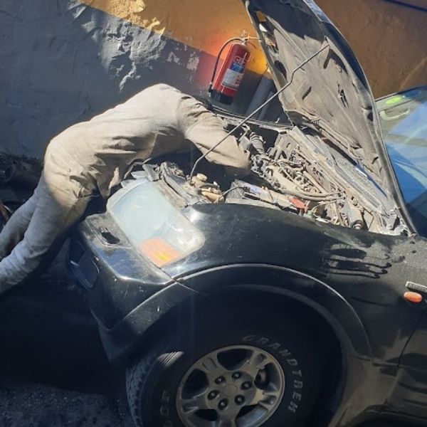 كهربائي بالطائف يفحص الأعطال الكهربائية في سيارة العميل بموقعها